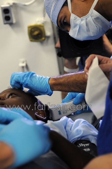 صحافي يجري عملية جراحية دقيقة في الدماغ لطفلة هايتية   صورة رقم 5