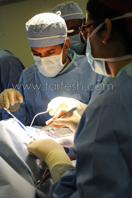 صحافي يجري عملية جراحية دقيقة في الدماغ لطفلة هايتية   صورة رقم 8