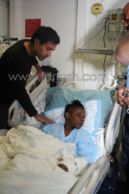 صحافي يجري عملية جراحية دقيقة في الدماغ لطفلة هايتية   صورة رقم 7