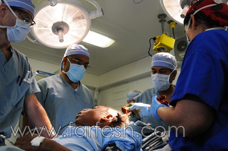 صحافي يجري عملية جراحية دقيقة في الدماغ لطفلة هايتية   صورة رقم 2