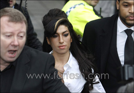 ايمي واينهاوس تقرّ باعتدائها على مدير بعد رفضه شرب الخمر! صورة رقم 16 ايمي واينهاوس تقرّ باعتدائها على مدير بعد رفضه شرب الخمر! صورة رقم 16