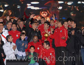 عمرو دياب يشعل استاد القاهرة محتفلا بالمنتخب المصري!!   صورة رقم 1