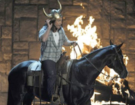 الممثل العالمي ميل جيبسون يشتم مذيع على الهواء!!   صورة رقم 1