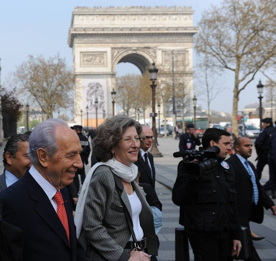 إستنكار كبير بعد تدشين بيرس حديقة بن غوريون في باريس صورة رقم 4
