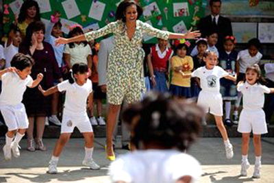 ميشيل أوباما ترسم البسمة على وجوه الأطفال برقصة إيروبيكا!  صورة رقم 2