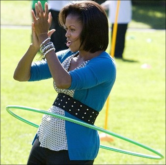 ميشيل أوباما ترسم البسمة على وجوه الأطفال برقصة إيروبيكا!  صورة رقم 3