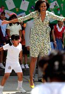 ميشيل أوباما ترسم البسمة على وجوه الأطفال برقصة إيروبيكا!  صورة رقم 1