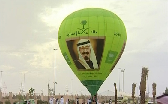 إلعاهل السعودي على منطاد في مهرجان الجنادرية   صورة رقم 2