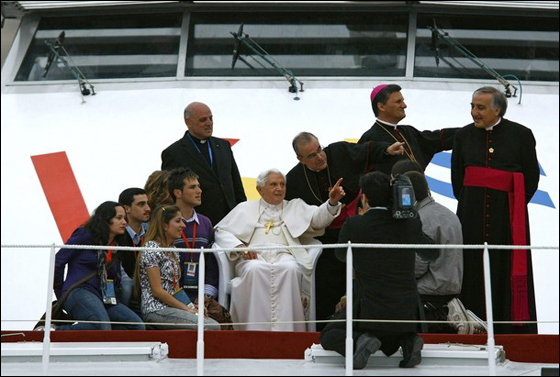 البابا يشعر بالعار ويتأسف لضحايا الاعتداءات النوعية   صورة رقم 7