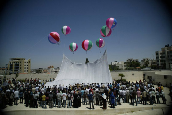أكبر كوفية أمام ضريح الرئيس الفلسطيني الراحل ياسر عرفات  صورة رقم 1