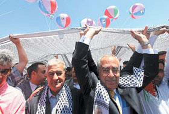 أكبر كوفية أمام ضريح الرئيس الفلسطيني الراحل ياسر عرفات  صورة رقم 5