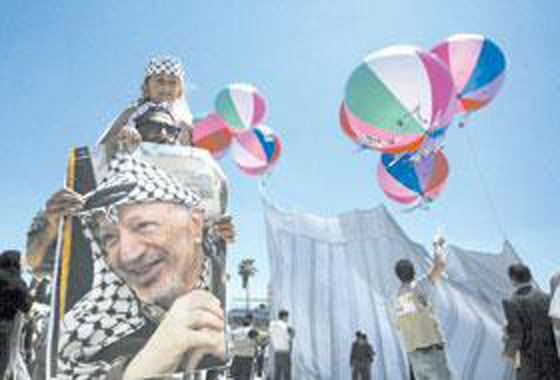 أكبر كوفية أمام ضريح الرئيس الفلسطيني الراحل ياسر عرفات  صورة رقم 4