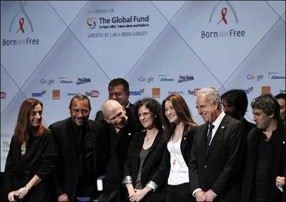 كارلا ساركوزي تقود حملة دولية ضد الأيدز   صورة رقم 7