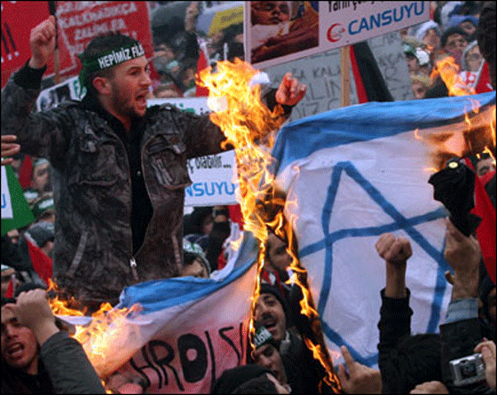   حرق العلم الإسرائيلي ومحاولة اقتحام قنصليتها في اسطنبول  صورة رقم 5