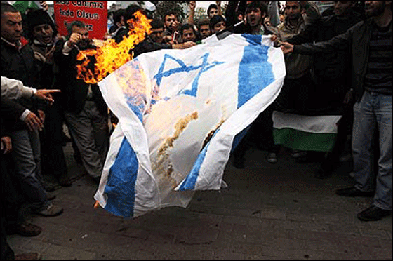   حرق العلم الإسرائيلي ومحاولة اقتحام قنصليتها في اسطنبول  صورة رقم 6