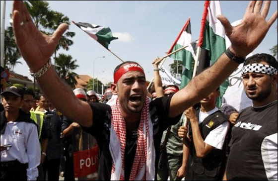  فلسطيني شطب جسده محتجا على مهاجمة اسطول الحرية!  صورة رقم 3