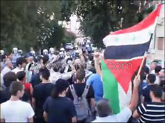 قبرص: متظاهرين فلسطينيين يهاجمون السفارة الاسرائيلية   صورة رقم 5