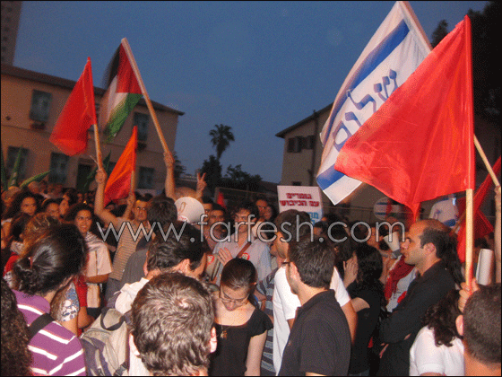 المئات يتظاهرون أمام وزارة الحربية  في تل أبيب صورة رقم 9