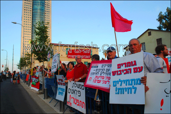 المئات يتظاهرون أمام وزارة الحربية  في تل أبيب صورة رقم 5
