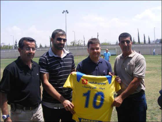 فرعا سوبر فارم كفر ياسيف وديانا الناصرة يدعمان نادي كرة القدم جولس- مكابي تل أبيب صورة رقم 1