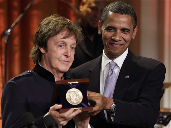 الرئيس اوباما يكرّم نجم البيتلز السابق بول مكارتني!   صورة رقم 10