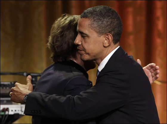 الرئيس اوباما يكرّم نجم البيتلز السابق بول مكارتني!   صورة رقم 3