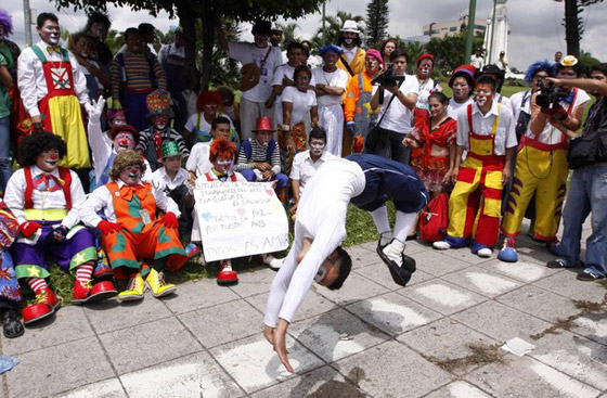المهرجون يدافعون عن سمعتهم بتظاهرة في شوارع سلفادور  صورة رقم 2
