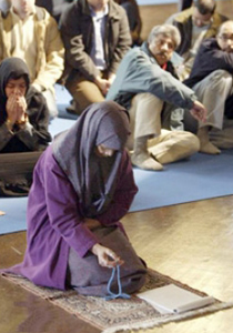 عالم دين: إمامة المرأة للمصلين الرجال خارجة عن الخط الإسلامي! صورة رقم 1