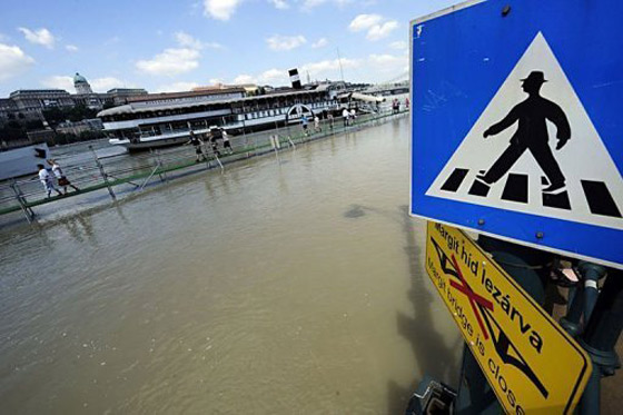 سلوفاكيا: التصويت على متن مركب بسبب الفيضانات!   صورة رقم 3