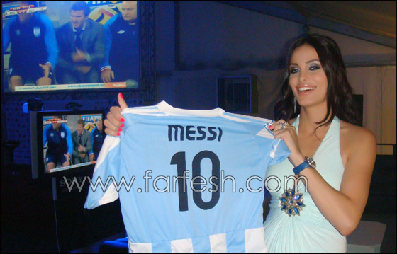 بسبب مارادونا وميسي النجمة دومينيك تشجّع الأرجنتين  صورة رقم 1
