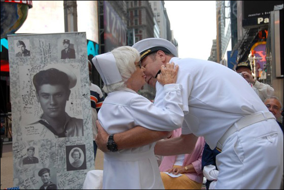 الممرضة التي دخلت تاريخ الولايات المتحدة بقبلة.. تودع الحياة  صورة رقم 16