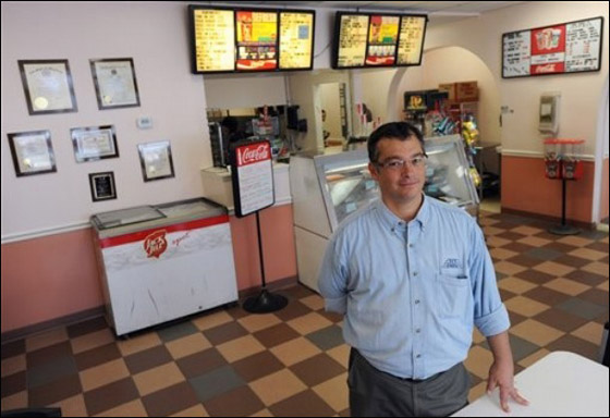 المليونير الأمريكي أبراموف يتحول إلى عامل في مطعم بيتزا!  صورة رقم 1