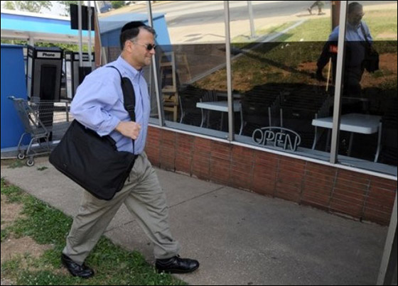 المليونير الأمريكي أبراموف يتحول إلى عامل في مطعم بيتزا!  صورة رقم 3