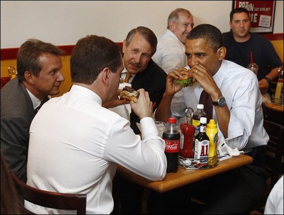 أوباما يدعو الروسي ميدفيديف الى وجبة همبرغر!   صورة رقم 2