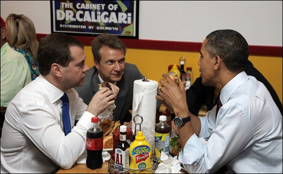 أوباما يدعو الروسي ميدفيديف الى وجبة همبرغر!   صورة رقم 1