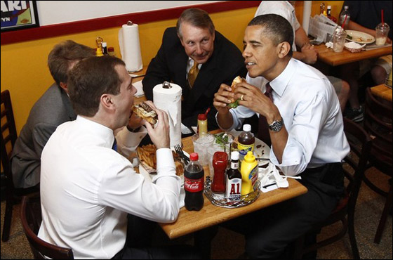 أوباما يدعو الروسي ميدفيديف الى وجبة همبرغر!   صورة رقم 13