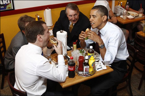 أوباما يدعو الروسي ميدفيديف الى وجبة همبرغر!   صورة رقم 9