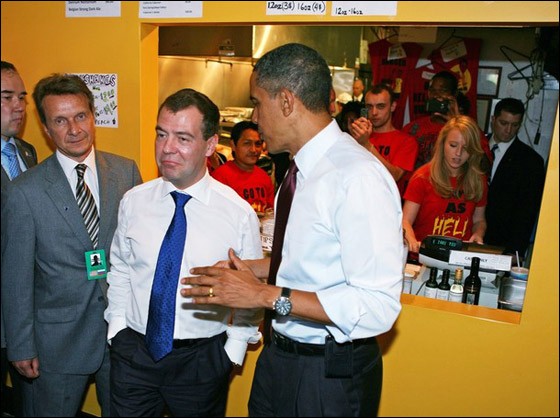 أوباما يدعو الروسي ميدفيديف الى وجبة همبرغر!   صورة رقم 14
