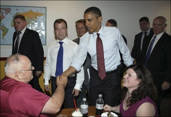 أوباما يدعو الروسي ميدفيديف الى وجبة همبرغر!   صورة رقم 17