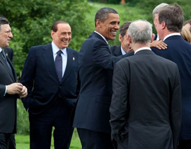 أوباما يخرج عن الآداب العامة والبروتوكول ويمضغ العلكة!!  صورة رقم 1