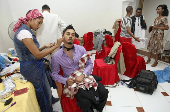 الشرطة السودانية تعتقل عارضي الأزياء بتهمة وضع المكياج!  صورة رقم 2