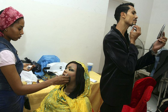 الشرطة السودانية تعتقل عارضي الأزياء بتهمة وضع المكياج!  صورة رقم 12