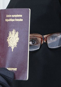 المحرض الأكبر لحظر النقاب في فرنسا قريبا سيعتنق الإسلام صورة رقم 1