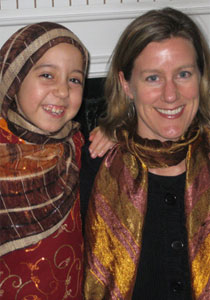 كاتبة أمريكية تكتب مقالات تعبر عن سعادتها بإرتداء ابنتها الحجاب!! صورة رقم 1