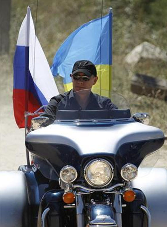رئيس الوزراء الروسي يفاجئ قائدي الدرجات النارية في أوكرانيا!! صورة رقم 2