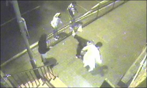 فيديو يظهر اعتداء وقتل مسلم أمام مسجد في بريطانيا   صورة رقم 3