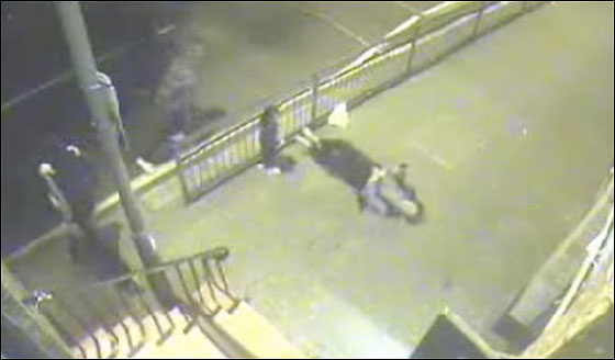 فيديو يظهر اعتداء وقتل مسلم أمام مسجد في بريطانيا   صورة رقم 6