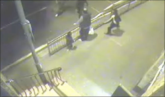 فيديو يظهر اعتداء وقتل مسلم أمام مسجد في بريطانيا   صورة رقم 4