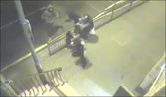 فيديو يظهر اعتداء وقتل مسلم أمام مسجد في بريطانيا   صورة رقم 5