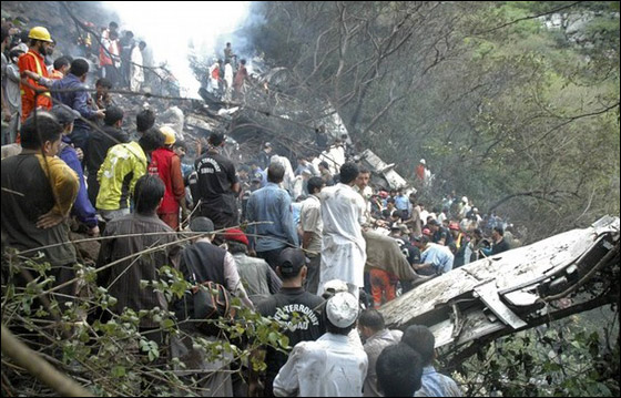 مصرع 152 شخصا في تحطم طائرة مدنية باكستانية   صورة رقم 8